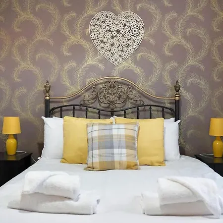 5 Bed House With Games Sleeps 10 * Redcar