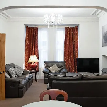 5 Bed House With Games Sleeps 10 Redcar