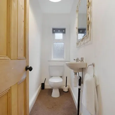 5 Bed House With Games Sleeps 10 * Redcar
