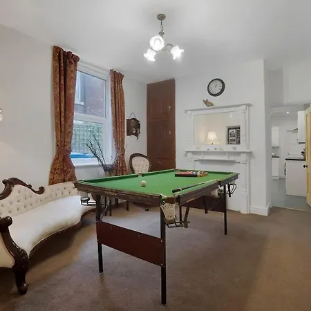 5 Bed House With Games Sleeps 10 Redcar